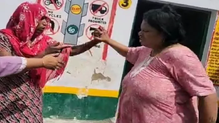 बुलंदशहर : शिक्षिका ने अभिभावकों को छड़ी से पीटा, क्लास में की मालिश, सस्पेंड, वायरल वीडियो