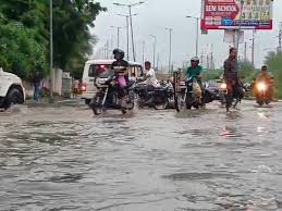 बारिश से जन-जीवन अस्त-व्यस्त, व्यापार प्रभावित, सड़कें-गलियां बनीं…